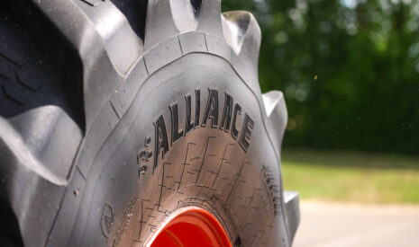 Yokohama Off-Highway Tires lance le plus grand pneu de tracteur qu’il ait jamais produit