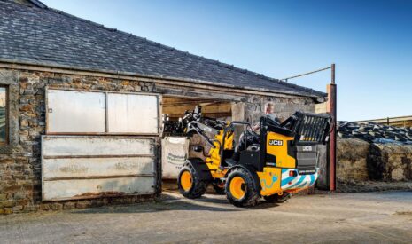 JCB complète sa gamme électrique JCB-ETCHAVEC : une chargeuse compacte JCB 403E