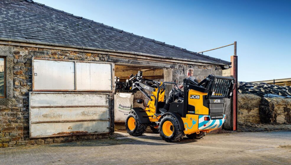 JCB complète sa gamme électrique JCB-ETCHAVEC : une chargeuse compacte JCB 403E