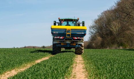 Nouveau système d&rsquo;épandage en bordure pour les moyennes à grandes largeurs, de Bogballe A/S