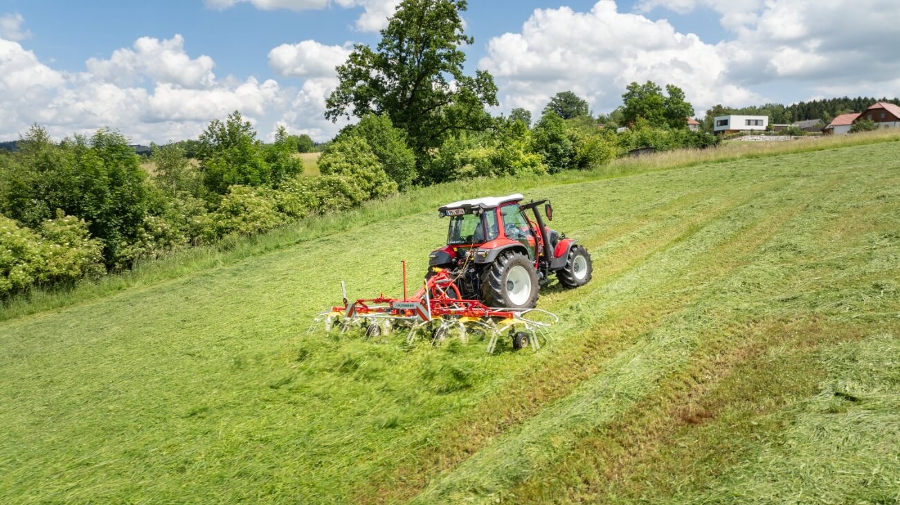 HIT V ALPIN PÖTTINGER : une faneuse alpine innovante et efficace