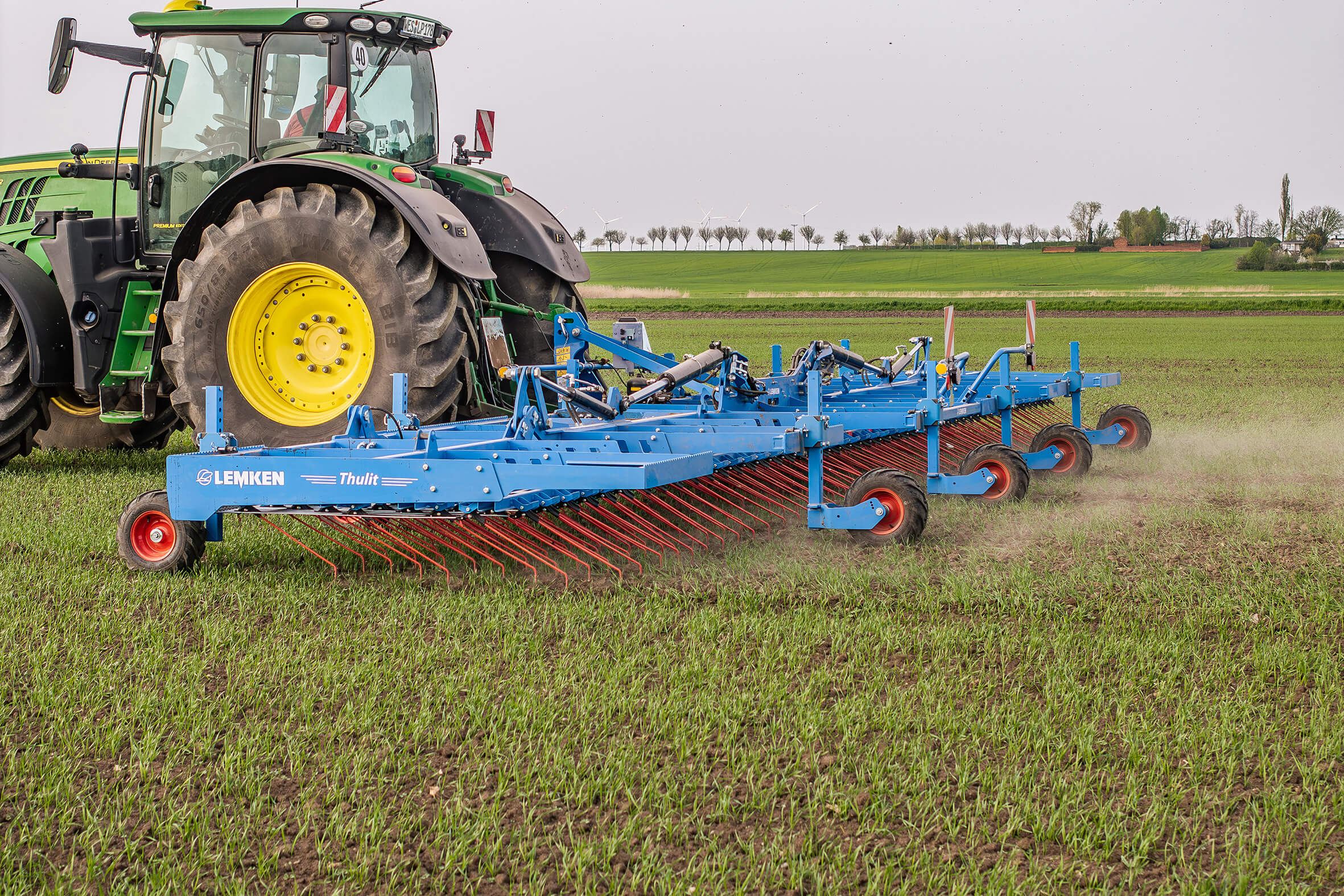 Jusqu’à 12,20 m de largeur de travail avec la nouvelle herse étrille Thulit de LEMKEN