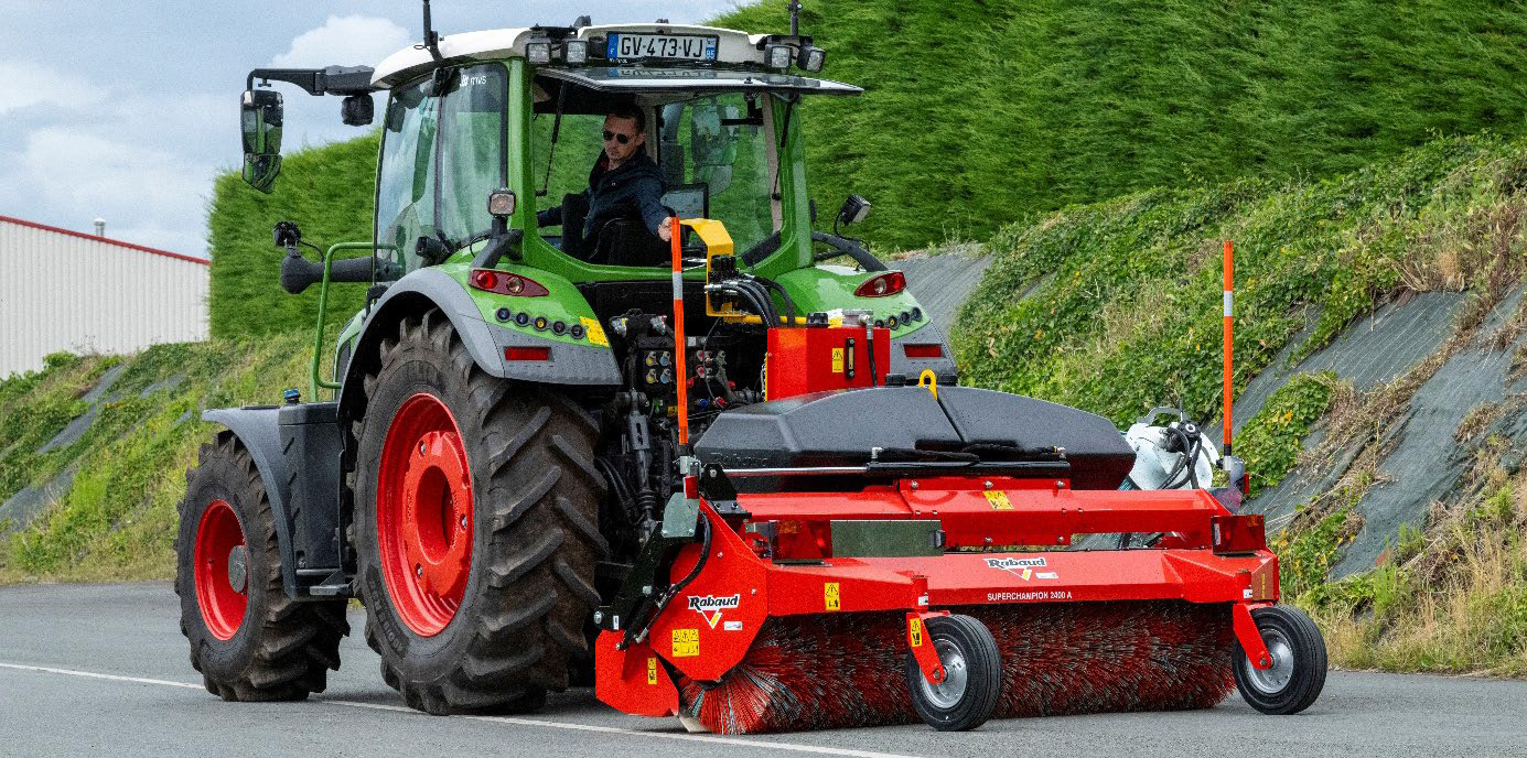 Un bac de ramassage hydraulique pour la balayeuse SUPERCHAMPION