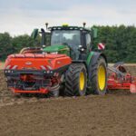 La nouvelle trémie double cuve TF 2300 C vient compléter la gamme de trémies frontales KUHN