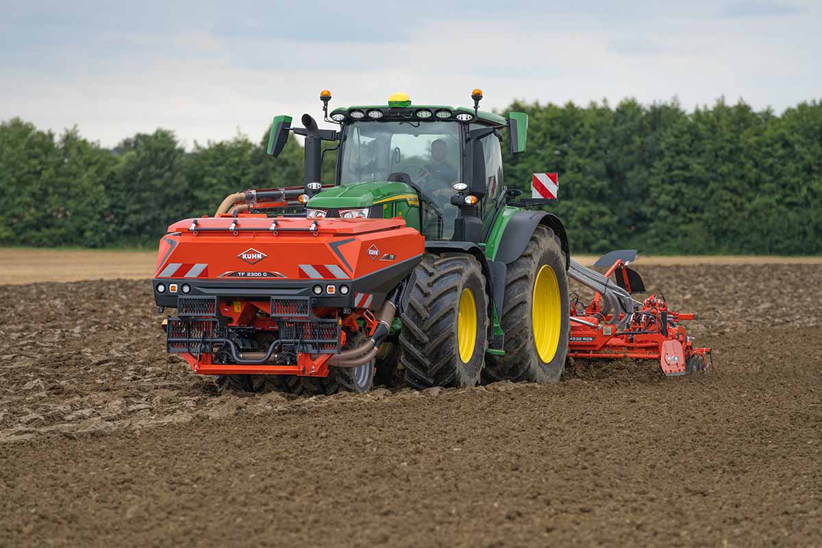 La nouvelle trémie double cuve TF 2300 C vient compléter la gamme de trémies frontales KUHN
