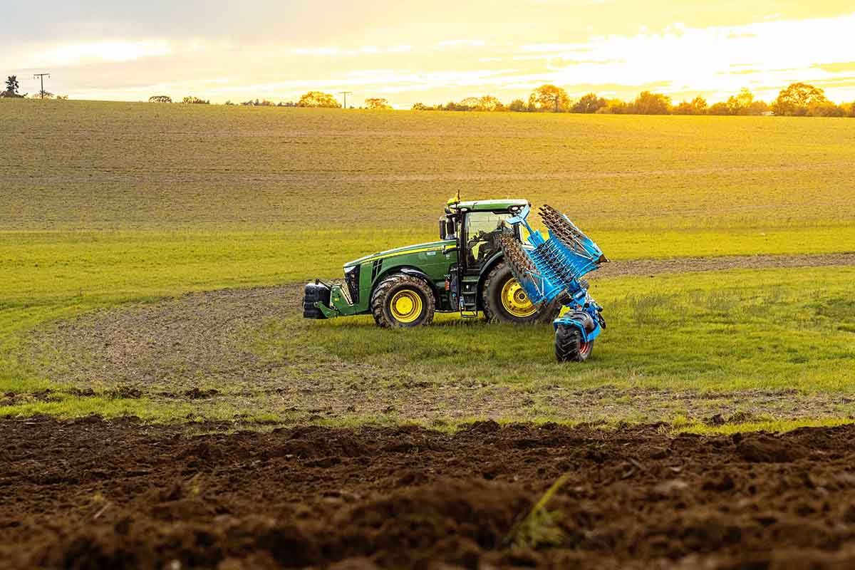 La nouvelle charrue réversible semi-portée robuste LEMKEN pour les professionnels