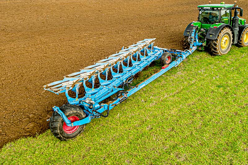 Une charrue Lemken pour tirer le meilleur de votre tracteur puissant