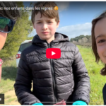 Je travaille avec nos enfants dans les vignes