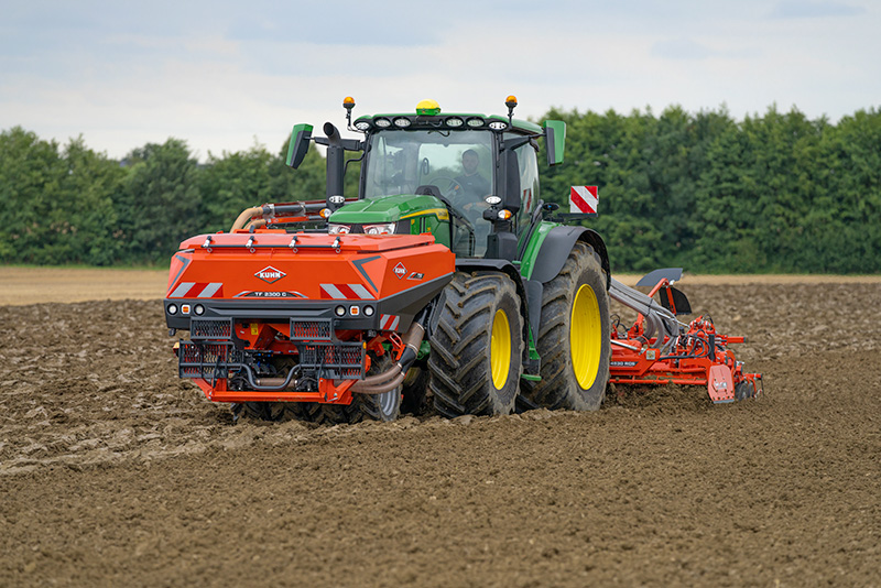 KUHN complète sa gamme avec la nouvelle trémie frontale double cuve TF 2300 C